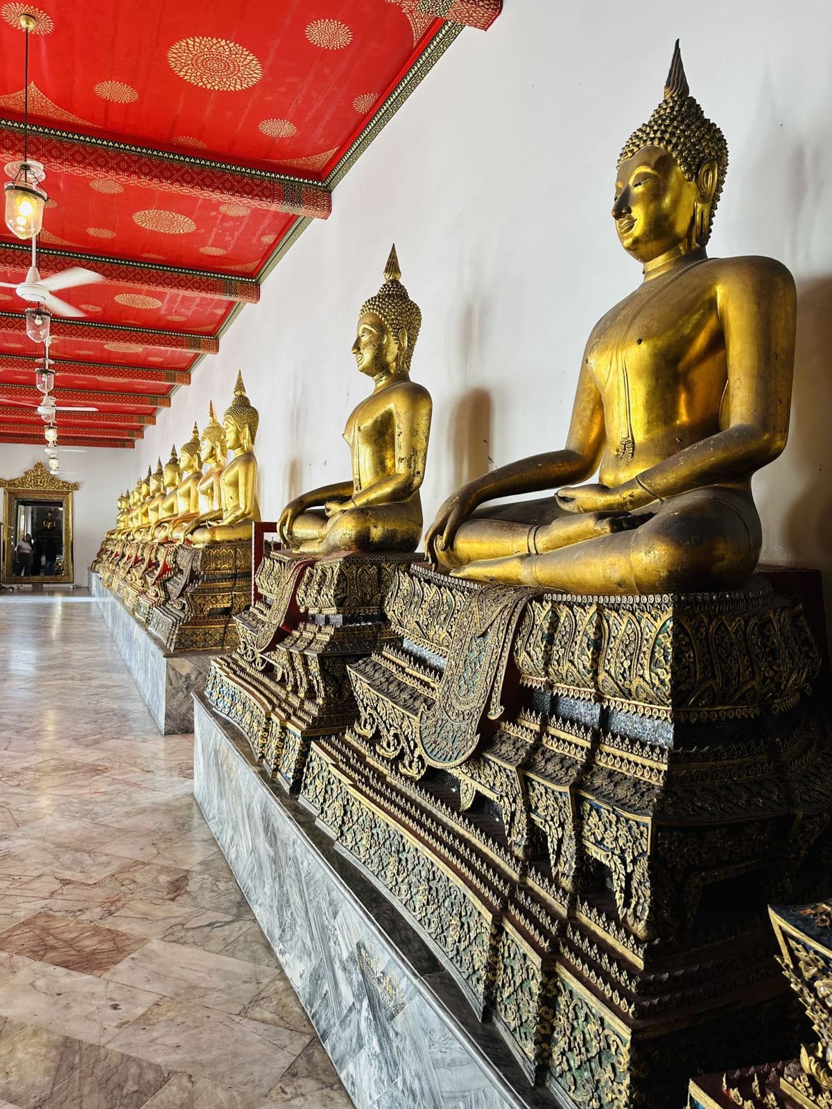 Gallery of gilded Buddhas at Wat Pho